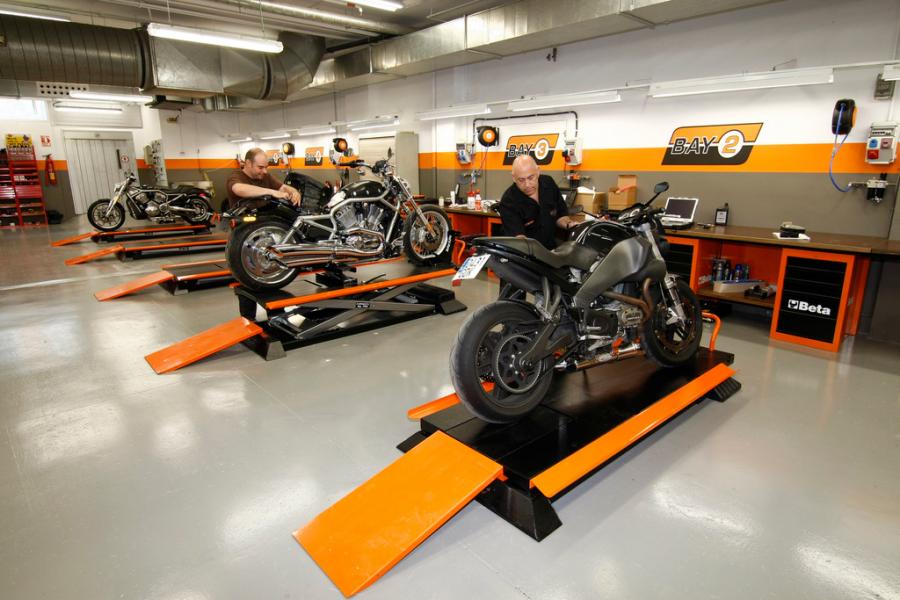 gran boutique con todo tipo de accesorios y complementos para las motocicletas, así como una amplia zona dedicada a la moda Harley-Davidson: ropa gran boutique con todo tipo de accesorios y complementos para las motocicletas, así como una amplia zona dedicada a la moda Harley-Davidson: ropa