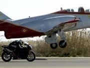 Aprilia RSV1000R vs un caza c-101