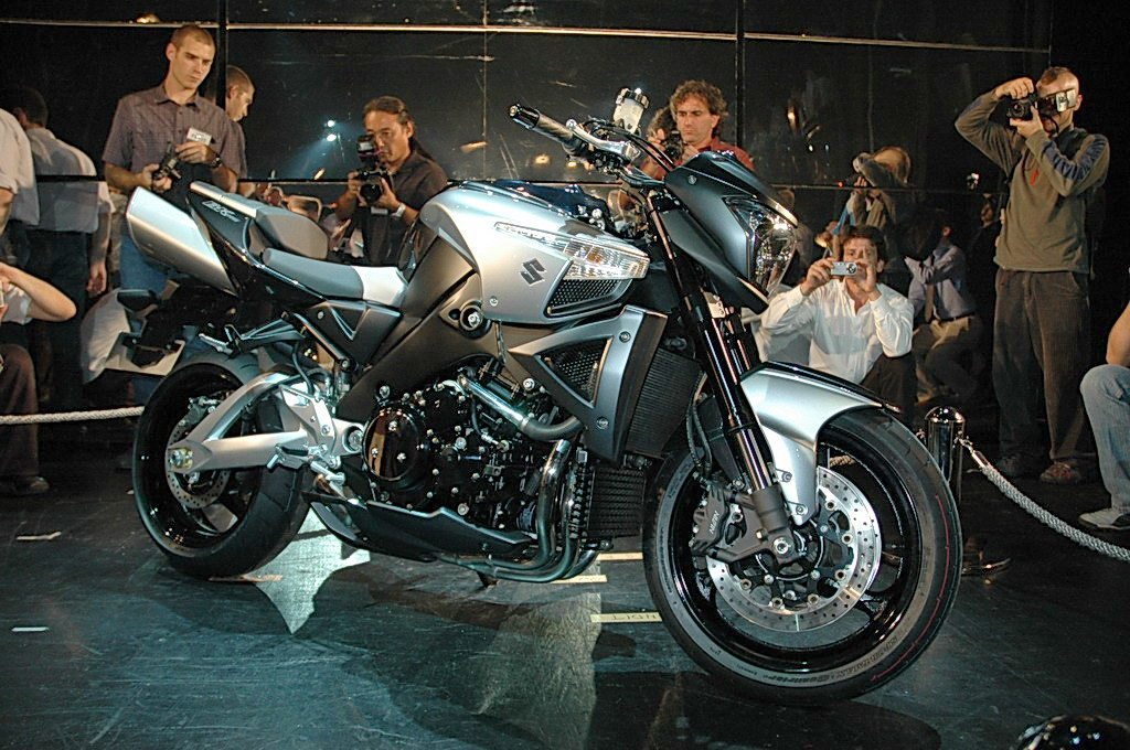 Publicamos los videos de la Suzuki B-King presentada en París