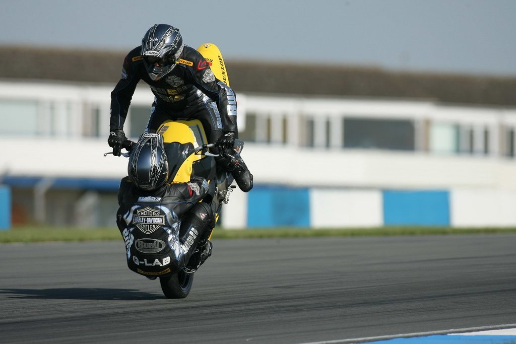 Craig Jones y Wing Chui recorren 305 metros sobre la rueda delantera de una Buell Firebolt XB12R