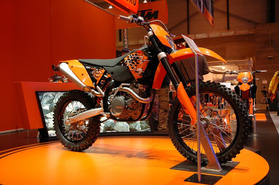 https://www.dailymotos.com/wp-content/uploads/2007/04/ktm-presenta-las-nuevas-450-exc-r-530-exc-r-salon-madrid-moto-12634065938356.jpg