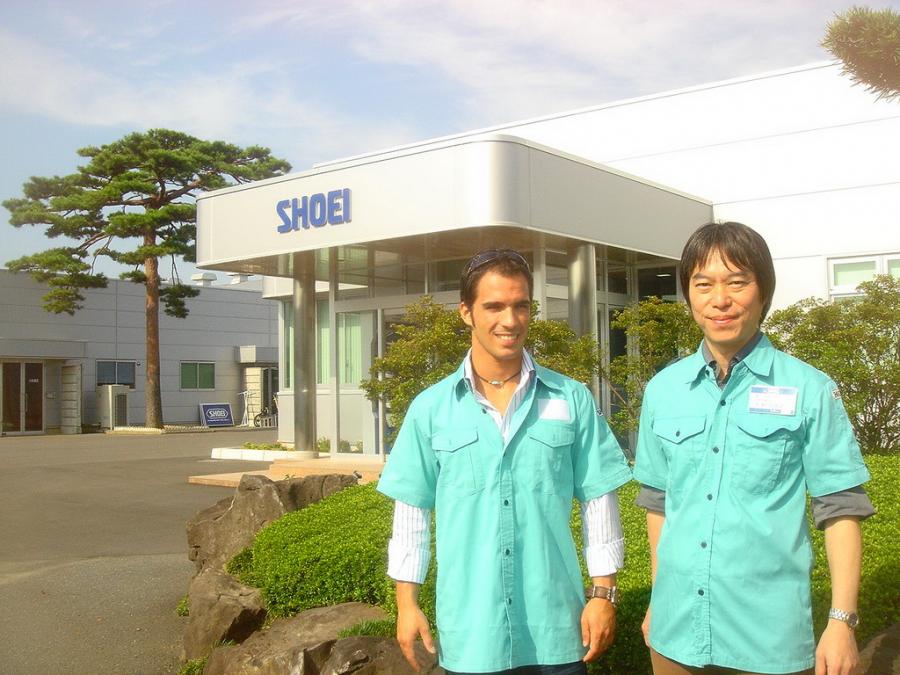 Toni Elías visita la fábrica de cascos Shoei tras su podio en Motegi