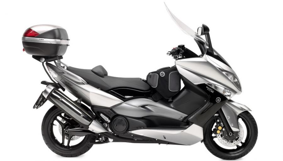 Equipa tu Yamaha T-Max 500 con los accesorios de Givi