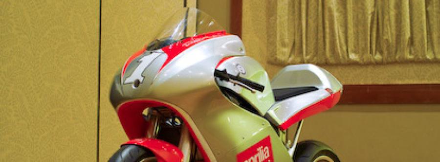 Roland Sands exhibe la Aprilia SXV 4.5 Road Racer. ¡Lista para saltar a pista!