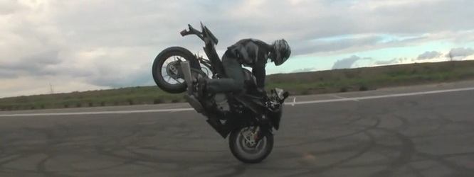 Chris teach McNeil practicando stunt con una BMW S1000RR