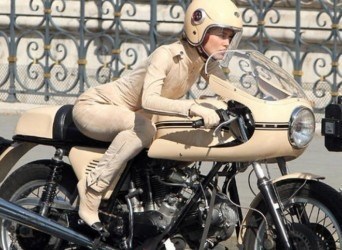 ¿Casi desnuda sobre una Ducati?
