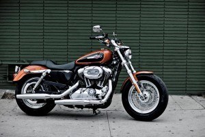 harley-davidson-tira-orgullo-nueva-xl-1200-sportster-custom-2011-12968113025.jpg