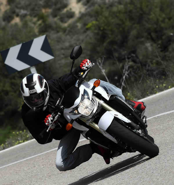 Dailymotos Woman en la presentación de la Suzuki GSR 750
