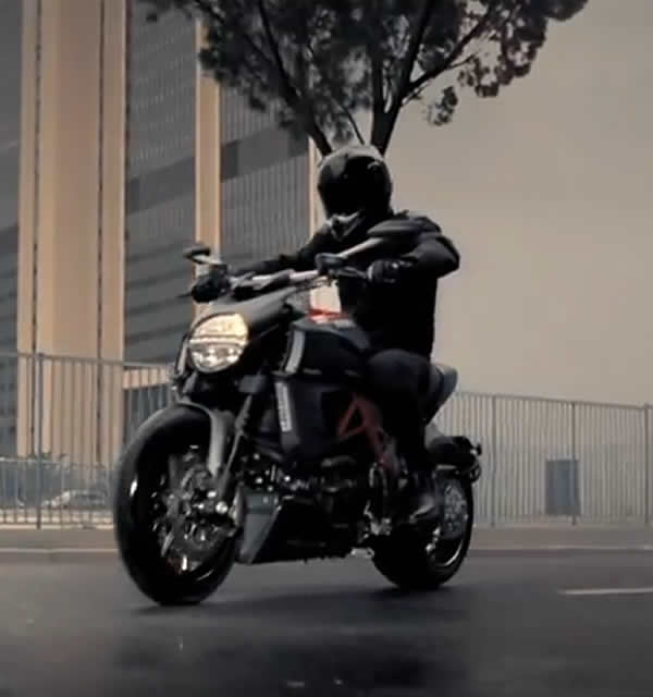 Así es y así se hizo el anuncio de la Ducati Diavel