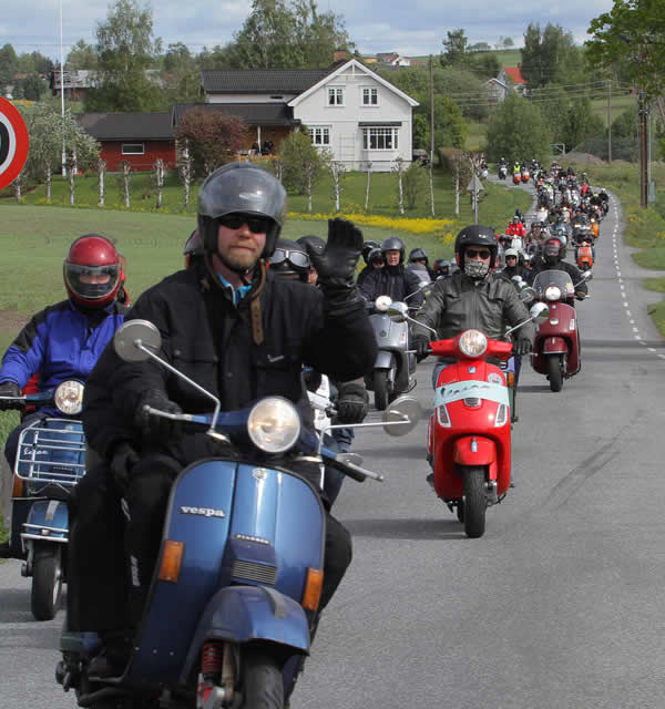 Más de 1000 Vespa en los Vespa World Days de Noruega