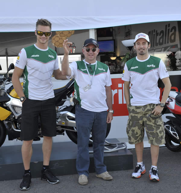 La primera Aprilia Tuono V4R APRC de España entregada por Max Biaggi
