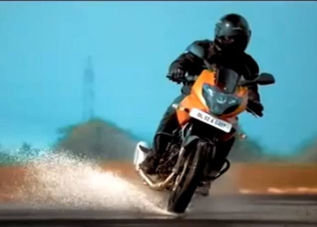 Acción a tope en el anuncio de la nueva Pulsar 220 Orange