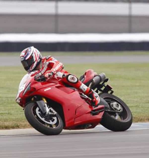 Nicky Hayden rueda con una Ducati 1198 SP en Indianápolis. Fotos y video