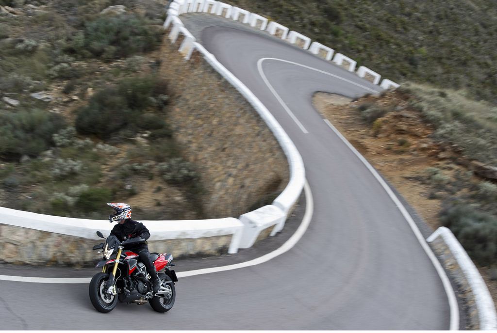 La nueva Aprilia Dorsoduro 1200 ’12 en acción