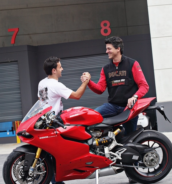 ¿Te atreverías a hacer stunt con una Ducati 1199 Panigale? Emilio Zamora sí