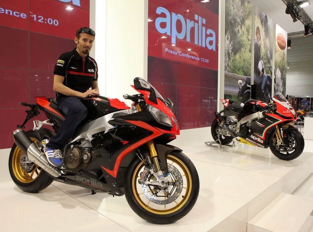 Biaggi presenta la Aprilia RSV4 Factory 2013 en Intermot