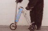 El scooter Urb-E, un híbrido de moto eléctrica, bici y triciclo