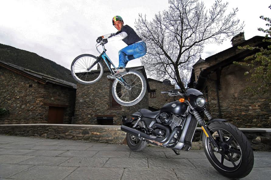 xavi casas con la harley davidson street 750